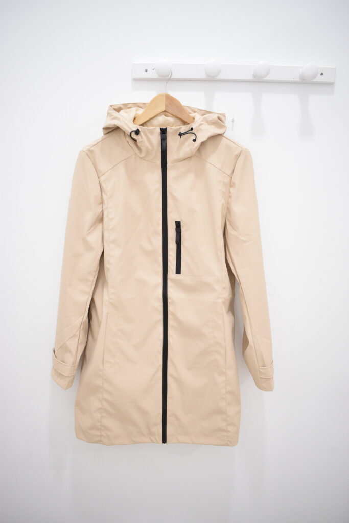 <span class="new">BERRIA/NEW</span>  Chubasquero beige Hodei