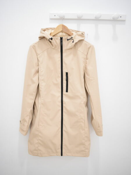 <span class="new">BERRIA/NEW</span>  Chubasquero beige Hodei