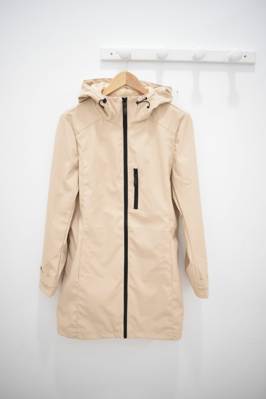 <span class="new">BERRIA/NEW</span>  Chubasquero beige Hodei