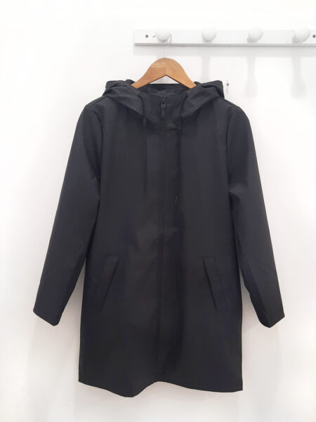 <span class="new">BERRIA/NEW</span>  Chubasquero negro Ura