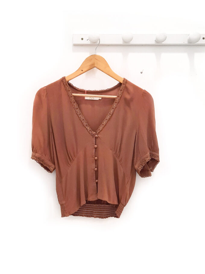 Blusa marrón Eneritz abotonada