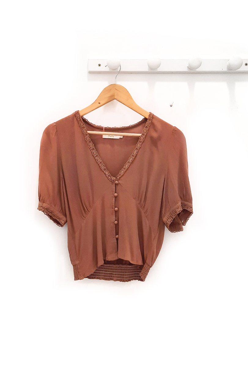 Blusa marrón Eneritz abotonada