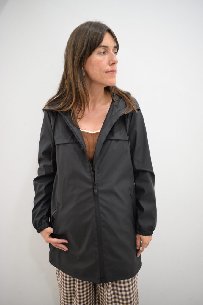 <span class="new">BERRIA/NEW</span> Chubasquero negro Enbata