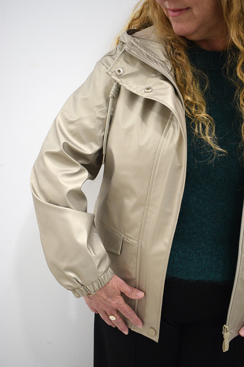 BERRIA/NEW Chubasquero champán Elur 5 BERRIA/NEW Chubasquero champán Elur - Imagen 4