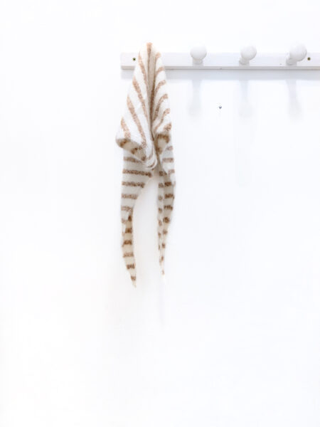 <span class="new">BERRIA/NEW</span>  Pañuelo a rayas blanco y taupe Tom