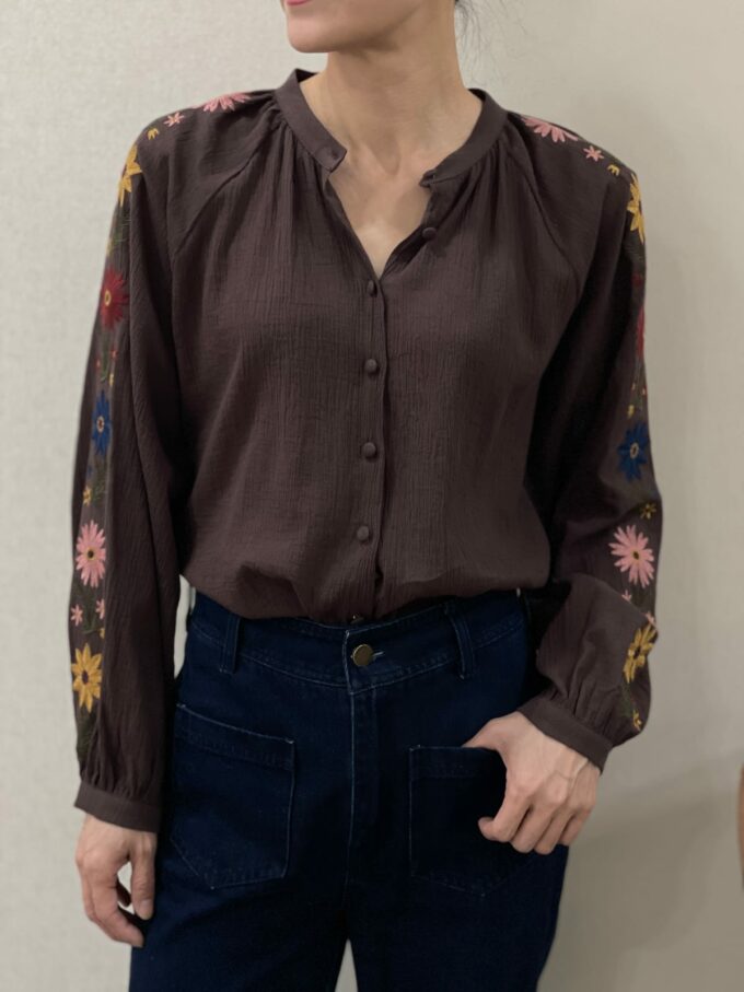 BERRIA/NEW Camisa bordada color marrón Maitane