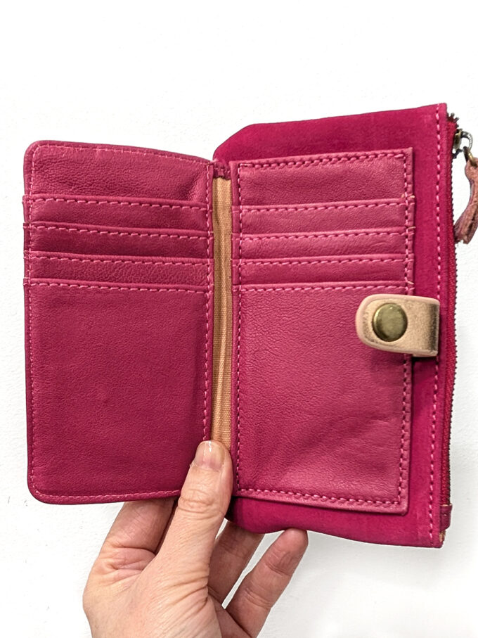 cartera fuxia dentro