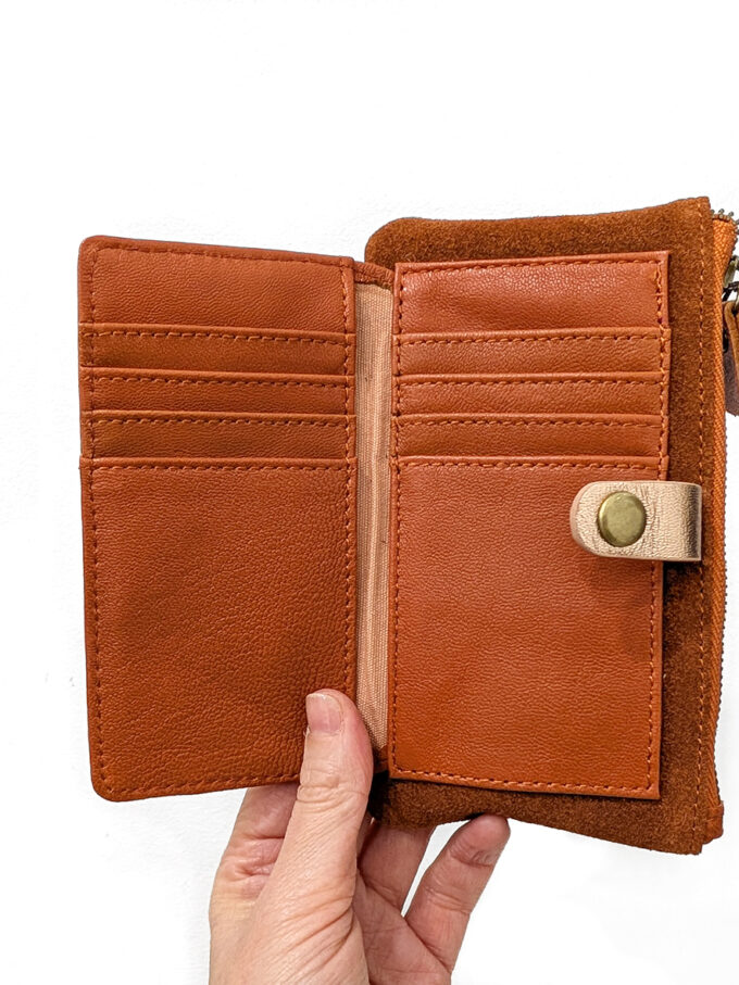 cartera naranja grande dentro