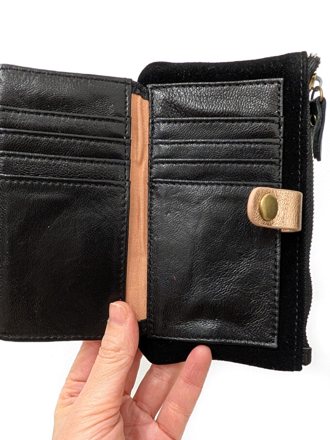 cartera negra grande dentro