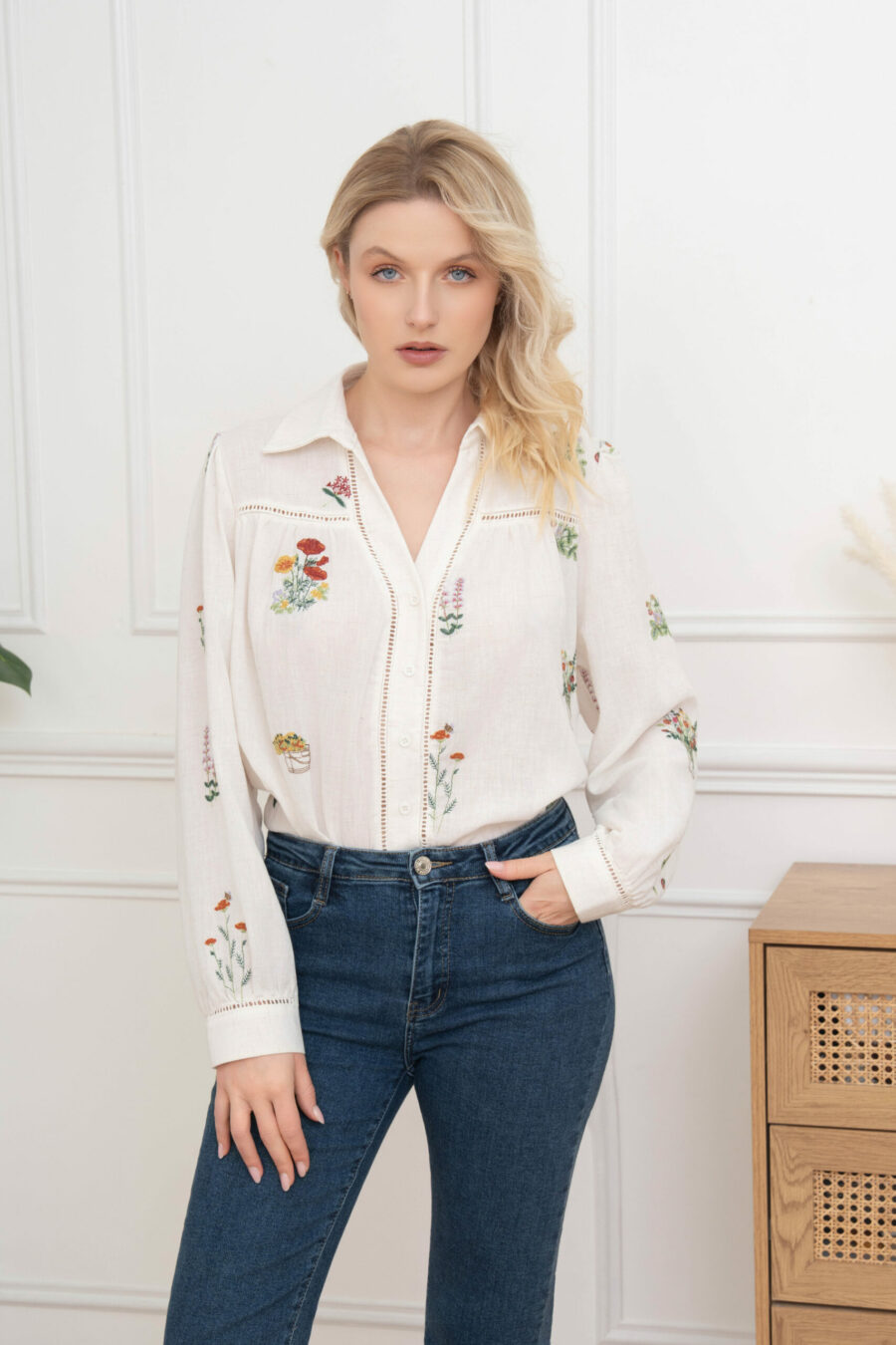 <span class="new">BERRIA/NEW</span>  Camisa floreada color crudo Megumi