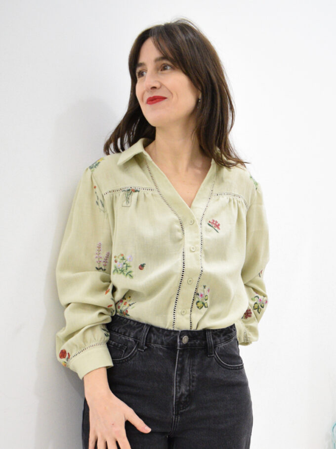 Camisa floreada verde Megumi con borddo