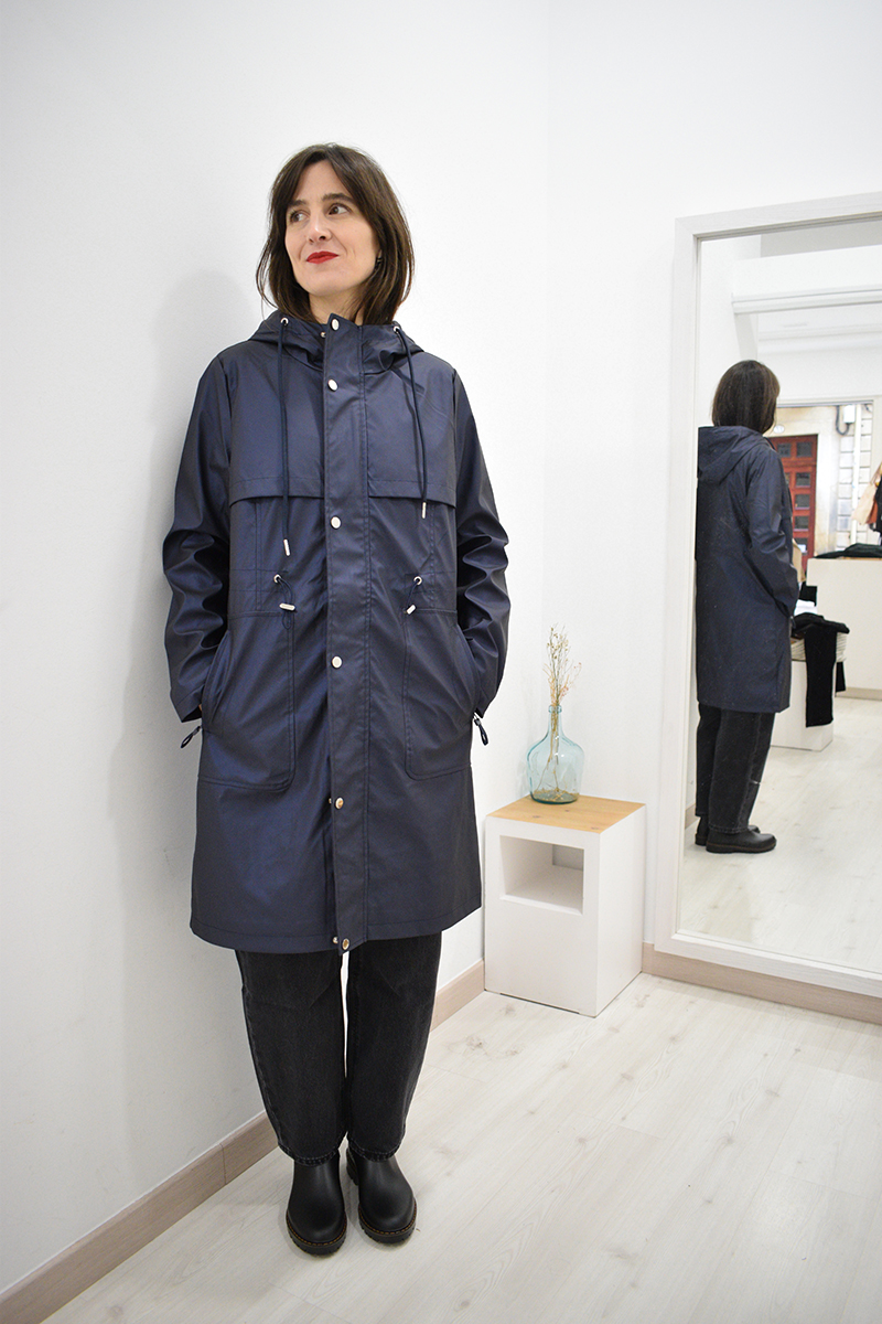 Chubasquero-azul-marino-Kazkabar-capucha