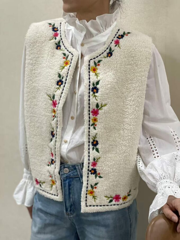 Chaleco de borreguillo crudo con bordado de flores Felipe
