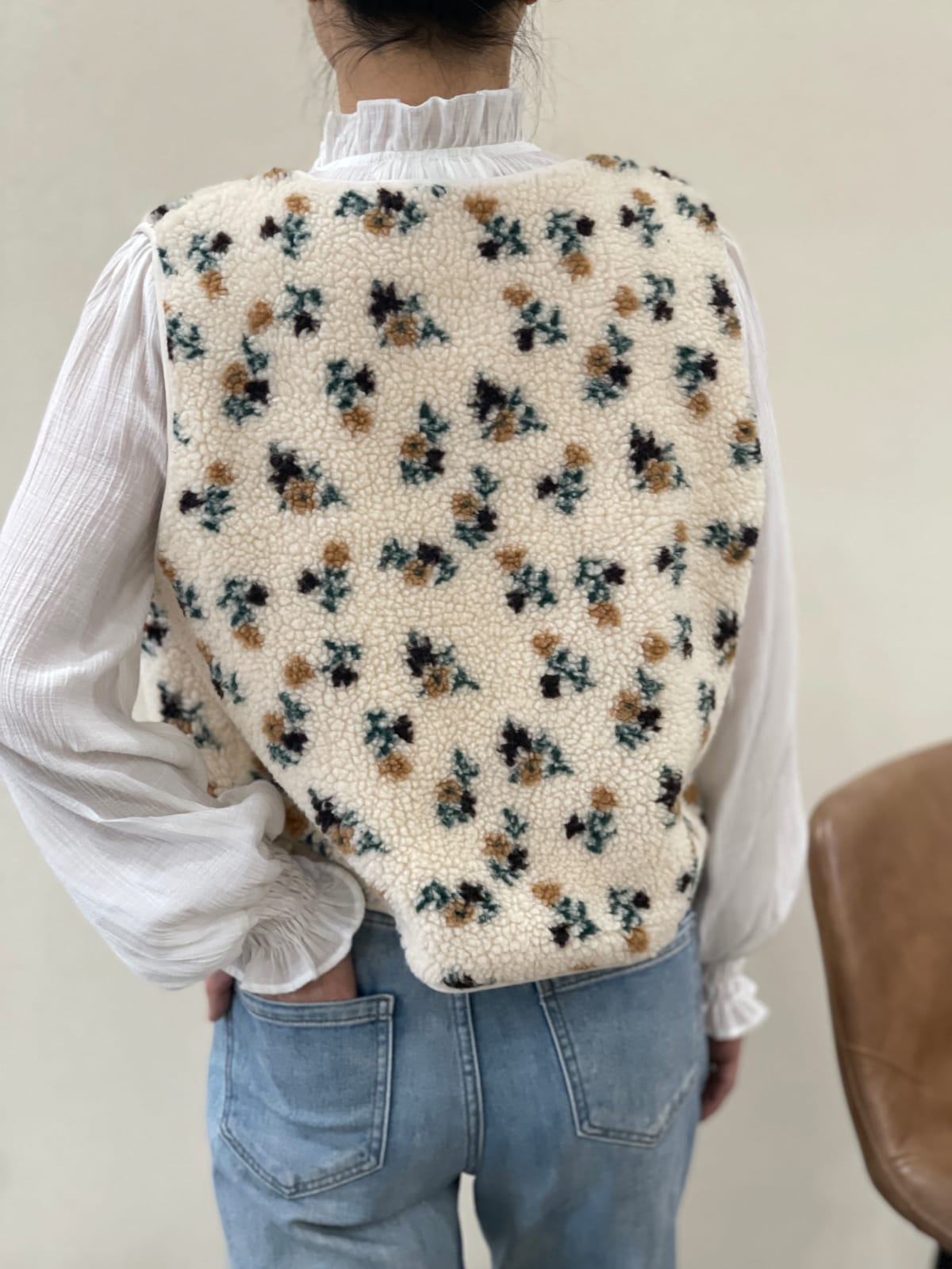 Chaleco beige de borreguillo con estampado de flores Tian 5 Chaleco beige de borreguillo con estampado de flores Tian - Imagen 4