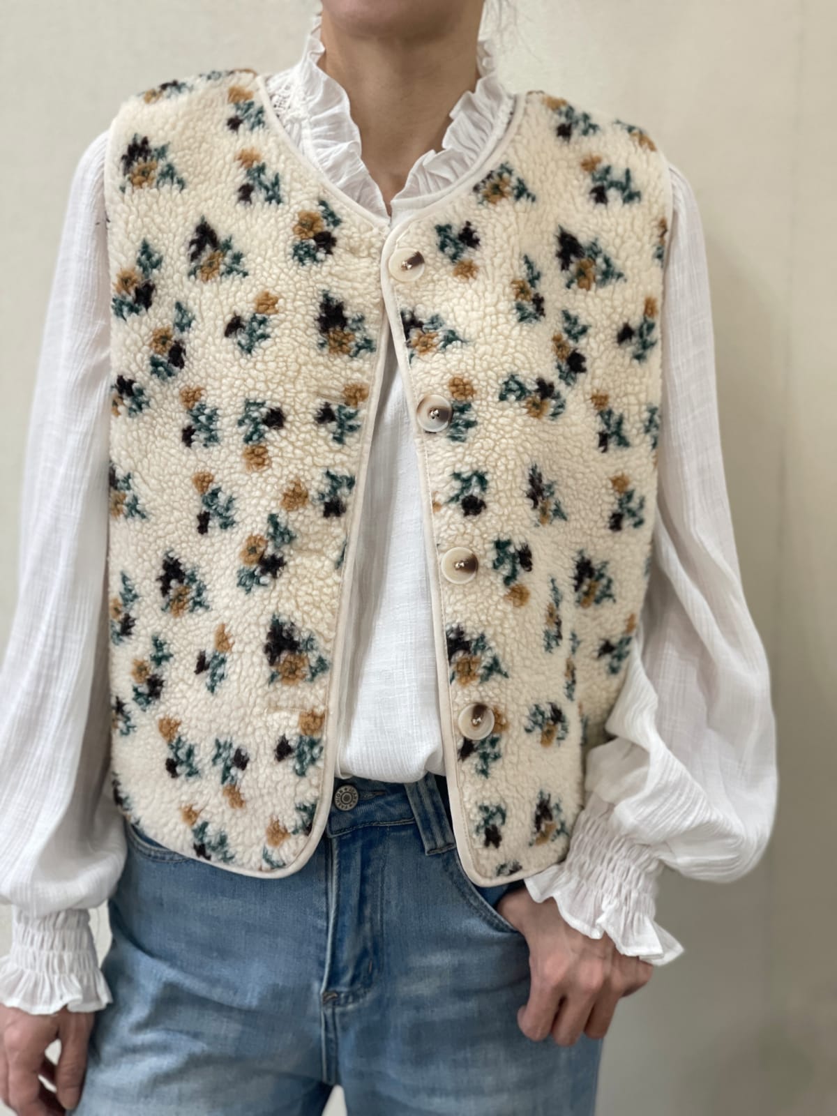 Chaleco beige de borreguillo con estampado de flores Tian 4 Chaleco beige de borreguillo con estampado de flores Tian - Imagen 3