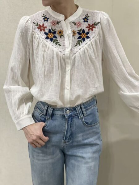 <span class="new">BERRIA/NEW</span> Camisa bordada color crudo Sandra