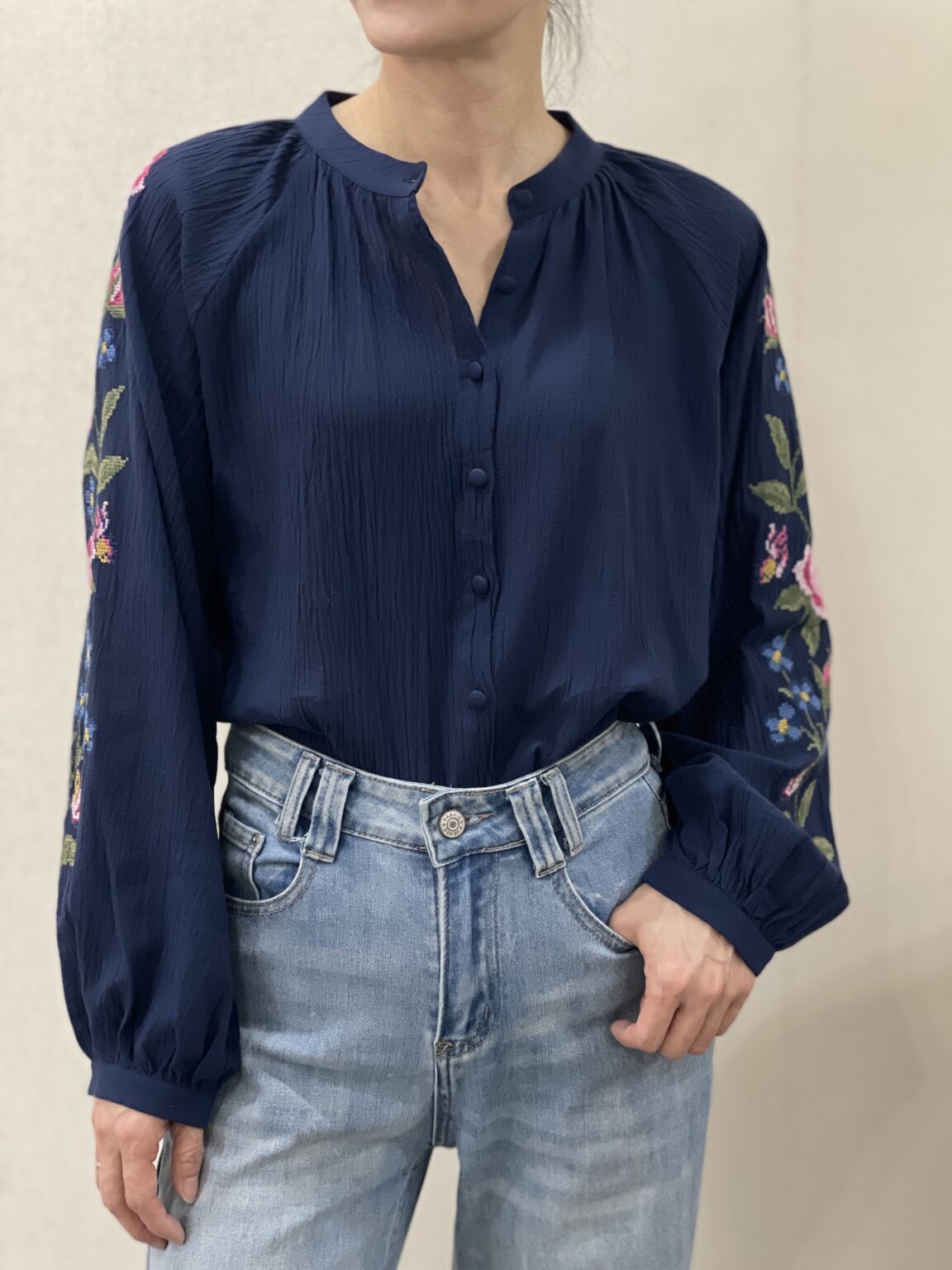 <span class="new">BERRIA/NEW</span> Camisa bordada azul oscuro Ana