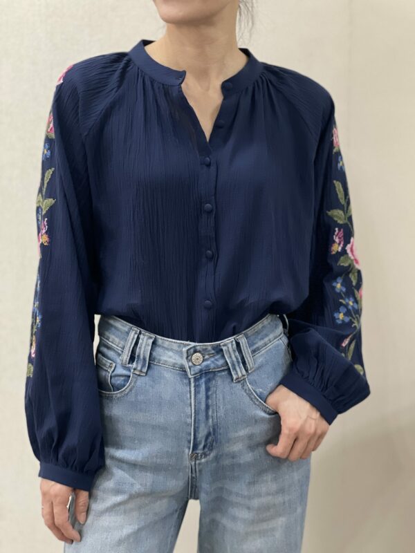 <span class="new">BERRIA/NEW</span> Camisa bordada azul oscuro Ana