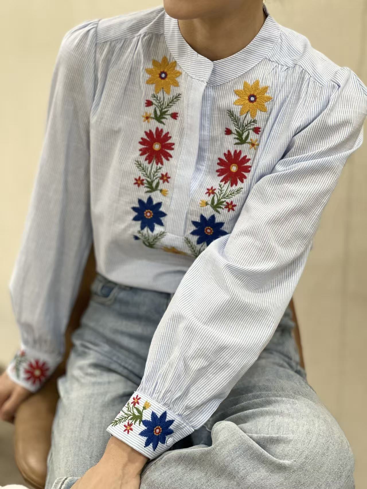 <span class="new">BERRIA/NEW</span> Camisa bordada azul Delphine 4 <span class="new">BERRIA/NEW</span> Camisa bordada azul Delphine - Imagen 3