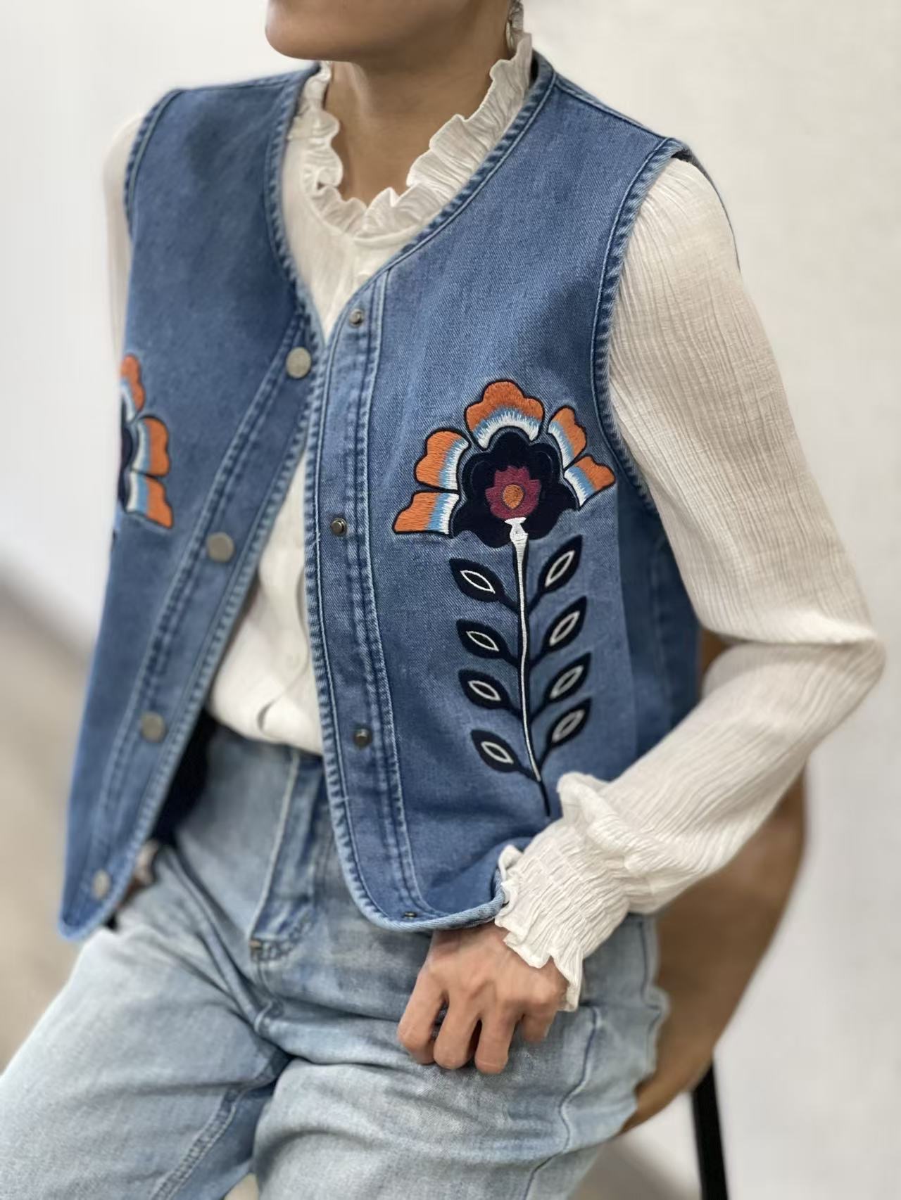 Chaleco vaquero con flor bordada Noel