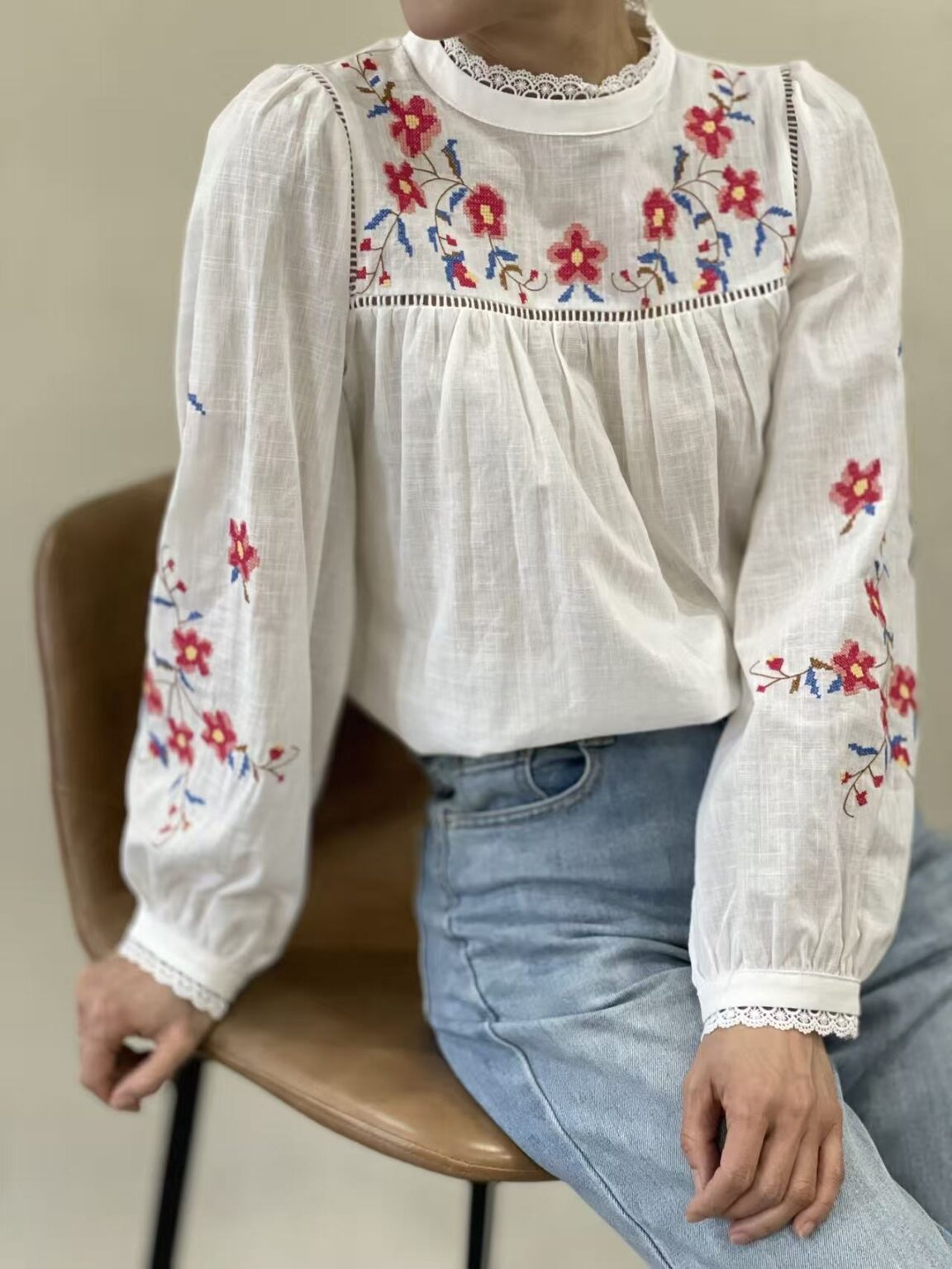 <span class="new">BERRIA/NEW</span> Blusa bordada blanca Mía