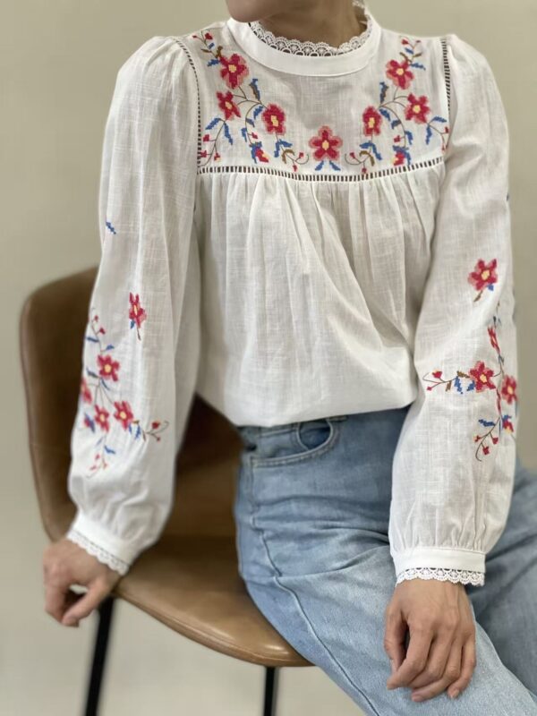 <span class="new">BERRIA/NEW</span> Blusa bordada blanca Mía