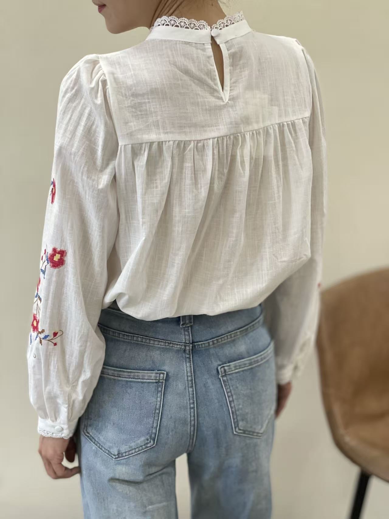 <span class="new">BERRIA/NEW</span> Blusa bordada blanca Mía 7 <span class="new">BERRIA/NEW</span> Blusa bordada blanca Mía - Imagen 6