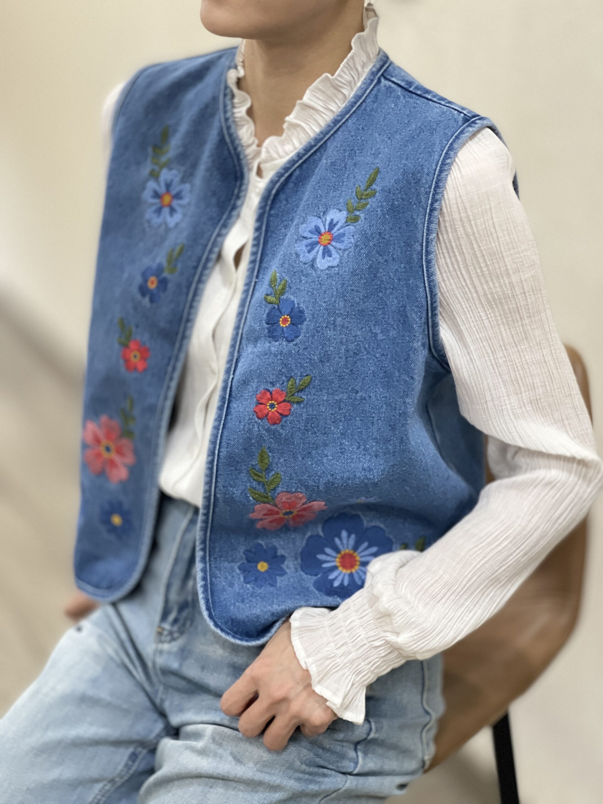 chaleco vaquero de flores bordadas Ilia
