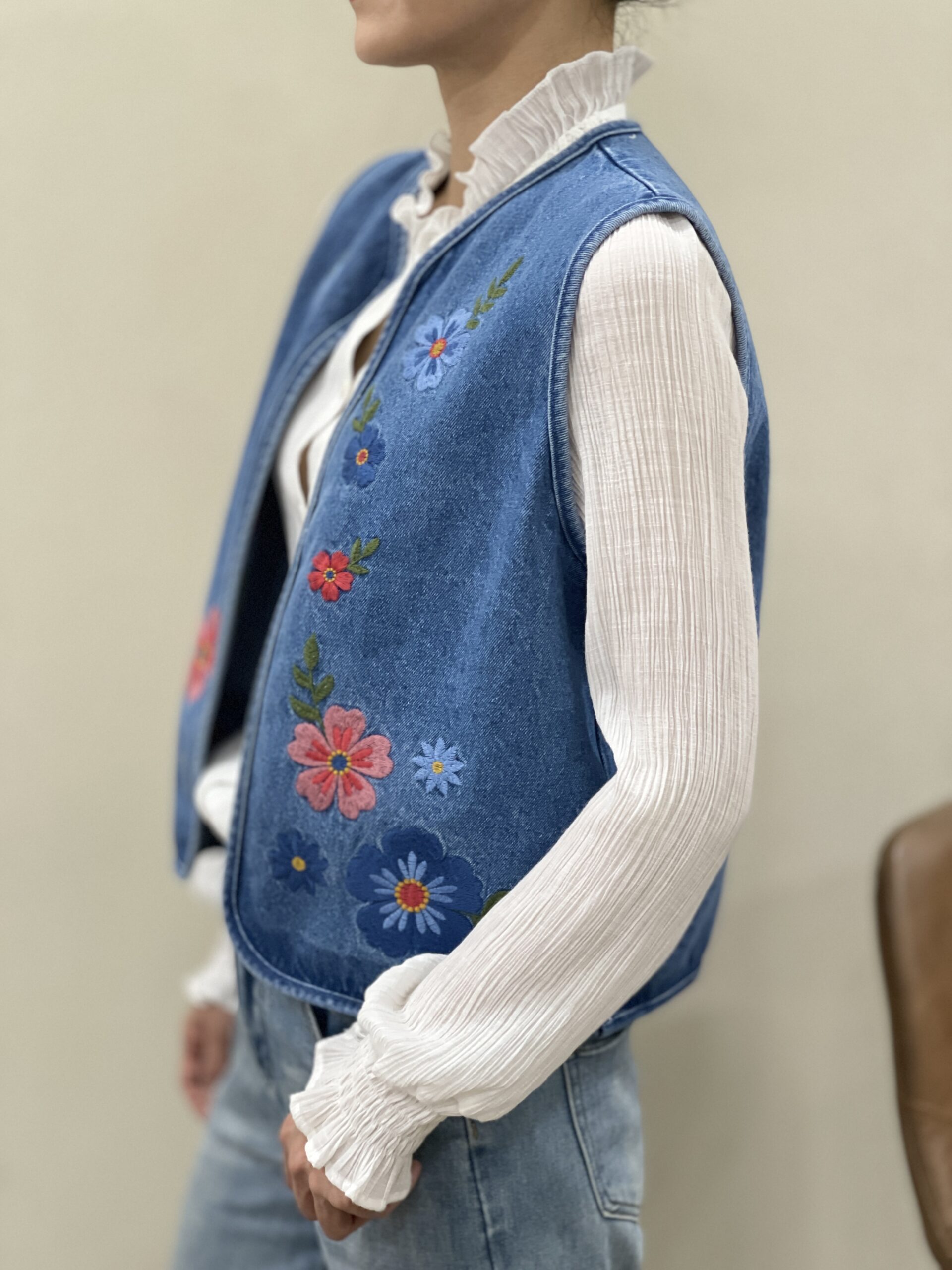 <span class="new">BERRIA/NEW</span> Chaleco vaquero con flores bordadas Ilia 3 chaleco vaquero de flores bordadas Ilia