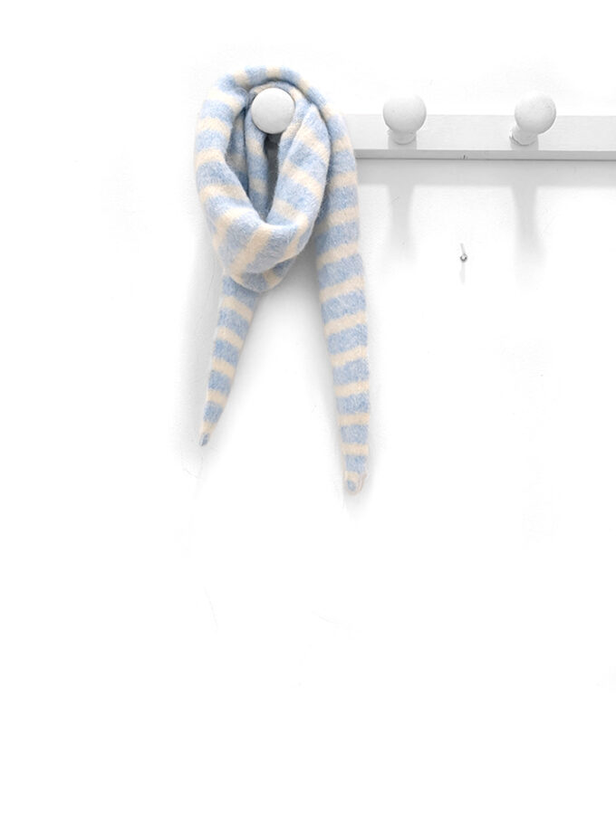 Inicio 4 panuelo blanco azul detalle