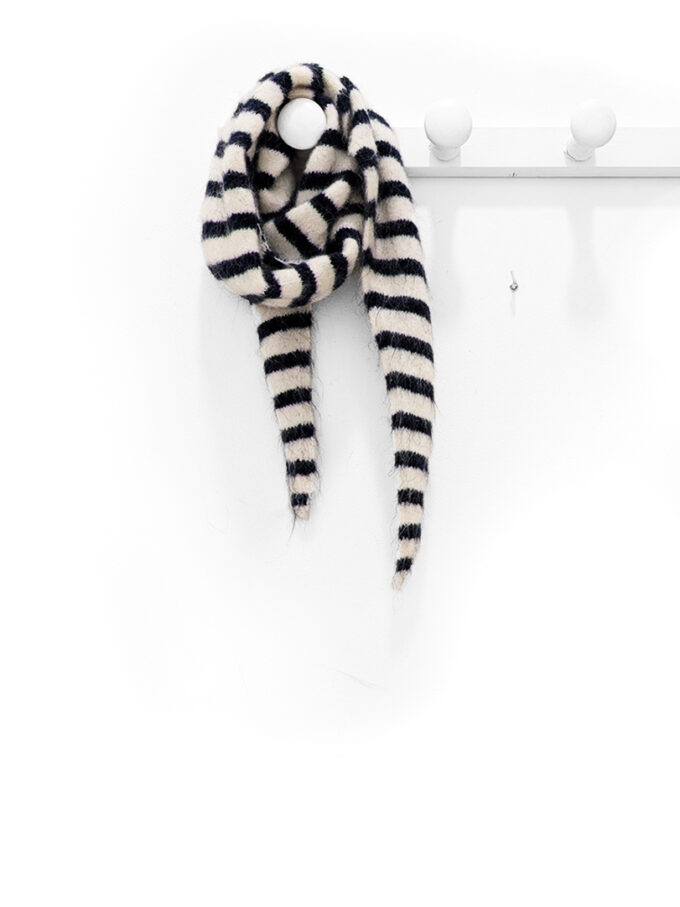 Inicio 2 panuelo blanco negro detalle