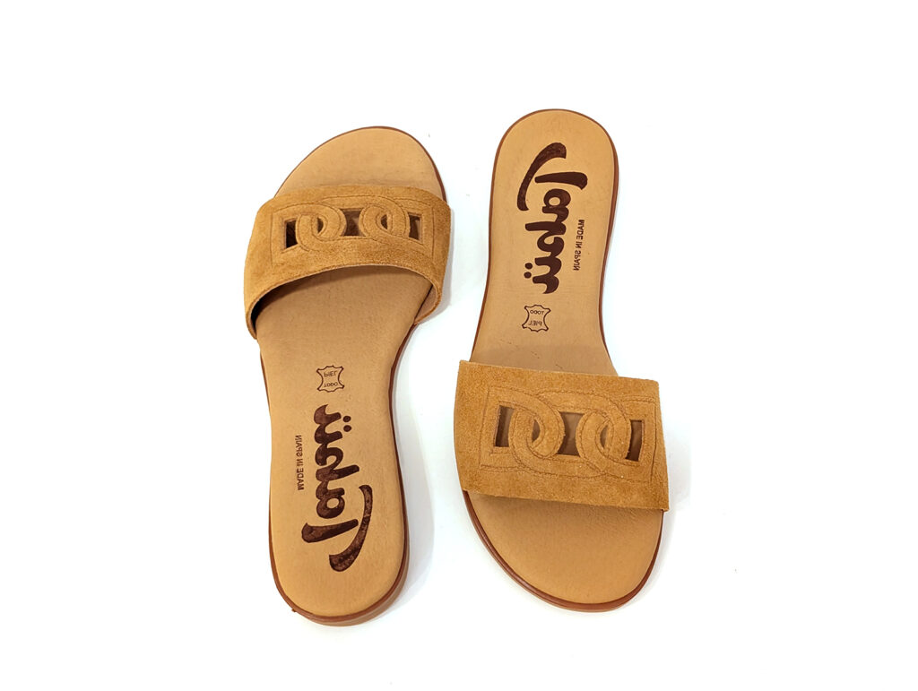 Sandalia de cuero camel Arrastu fabricada en España