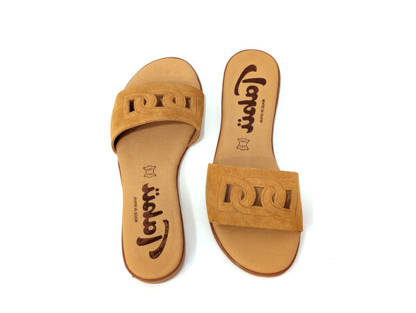 Sandalia de cuero camel Arrastu fabricada en España