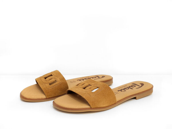 Sandalia de cuero camel Arrastu fabricada en España