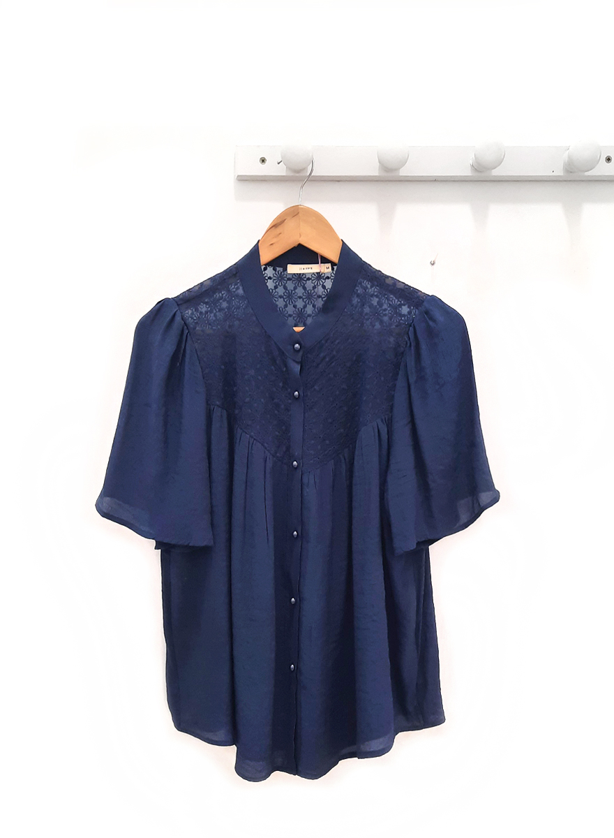 Blusa azul marino Lisa escote calado
