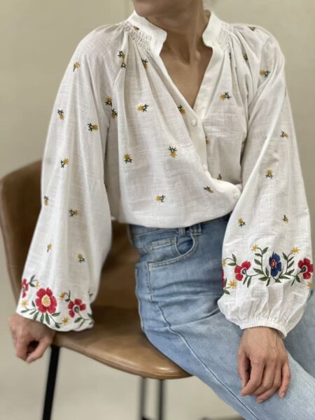 Blusa floreada tono crudo Alba