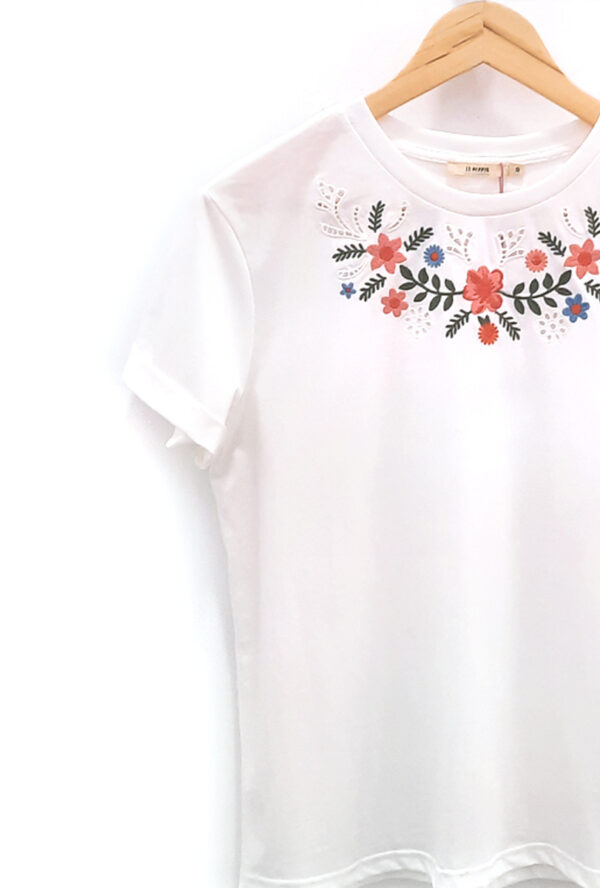 Camiseta blanca LOREA bordados