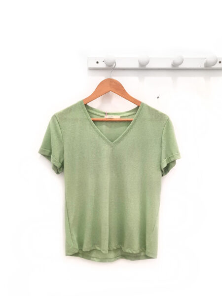 Camiseta verde Lur escote pico