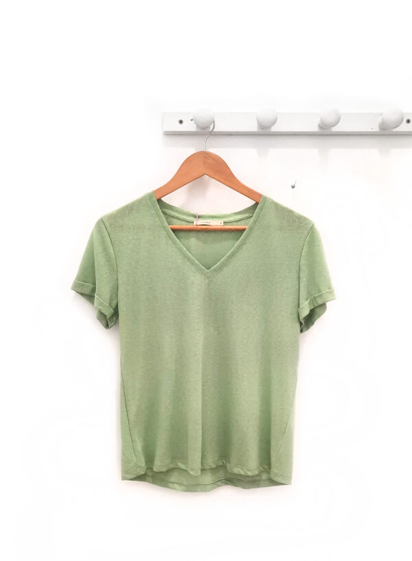 Camiseta verde Lur escote pico