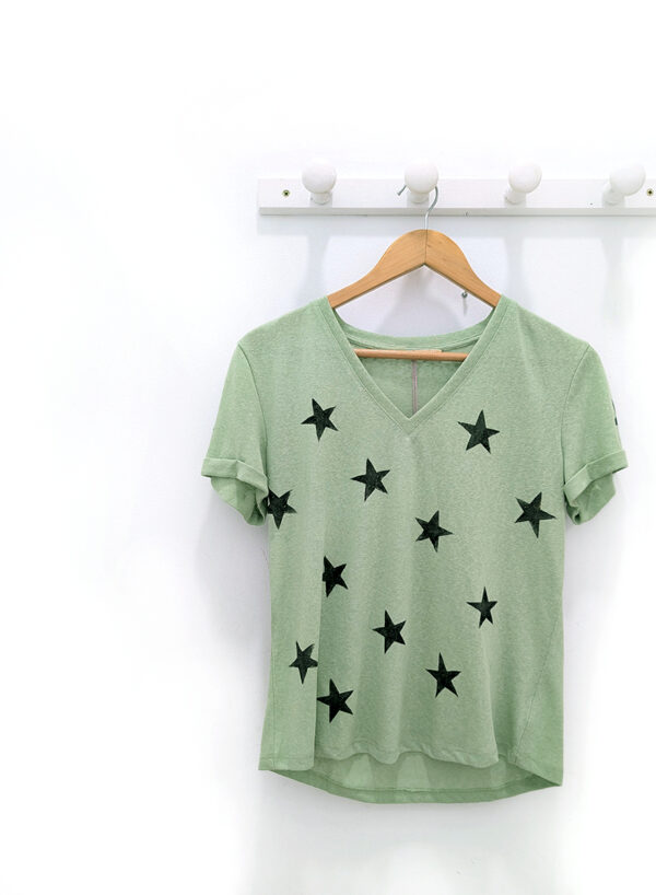 <span class="new">BERRIA/NEW</span> Camiseta verde con estrellas Lur