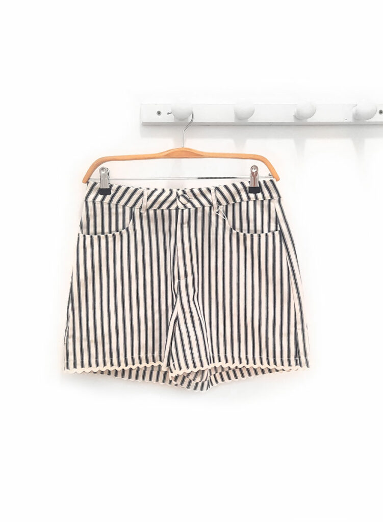 Pantalon-corto-de-rayas-negro-y-crudo-Nemo
