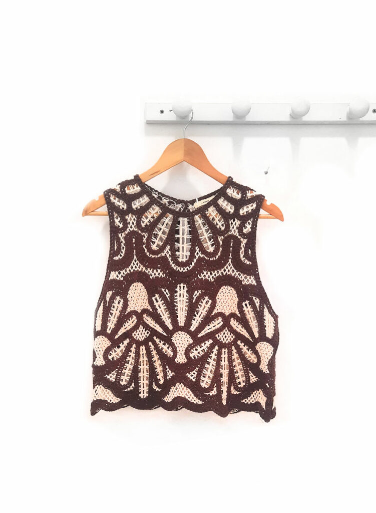 Top-de-ganchillo-marron-y-beige-Nil