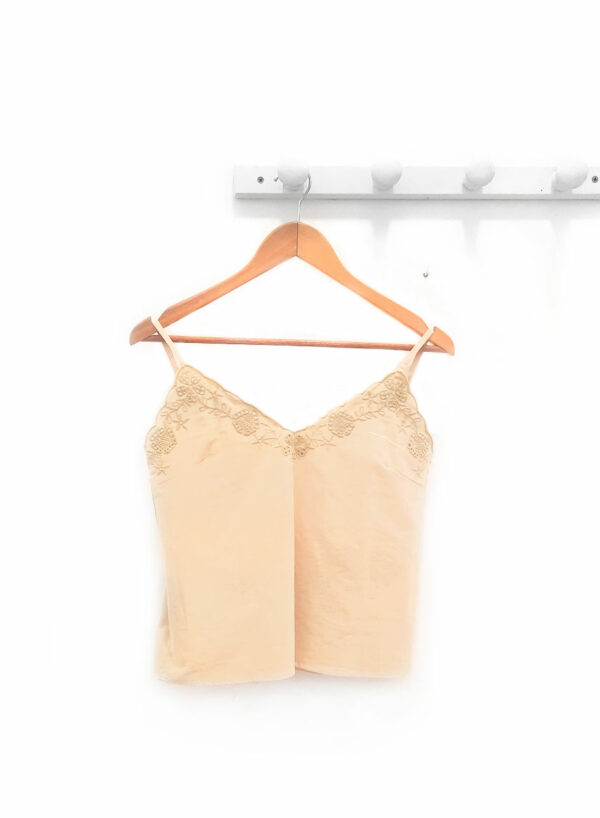 Top-de-tiras-beige-Beca