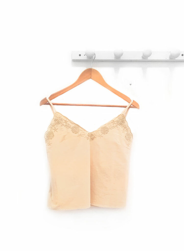 Top-de-tiras-beige-Beca
