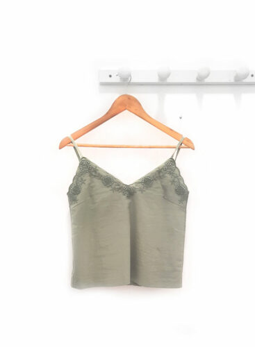Top-de-tiras-caqui-Beca_bordados