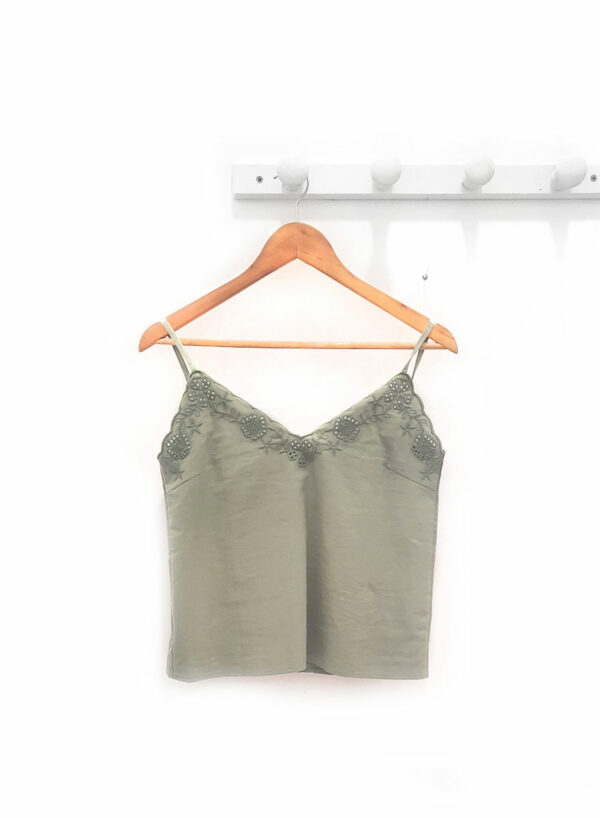 Top-de-tiras-caqui-Beca_bordados
