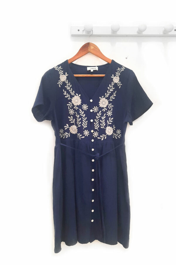 Vestido-bordado-azul-marino-Roderic