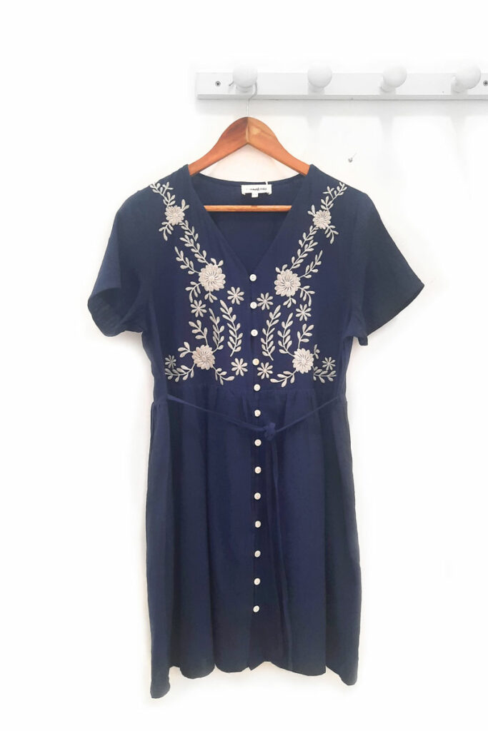 Vestido-bordado-azul-marino-Roderic
