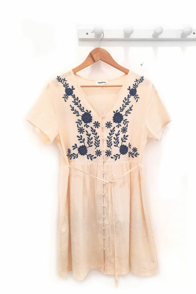 Vestido-bordado-beige-Roderic