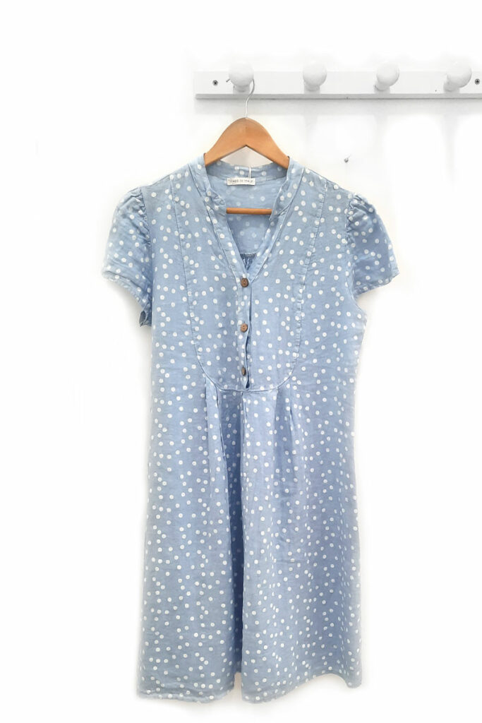 Vestido-de-lino-azul-Lunares